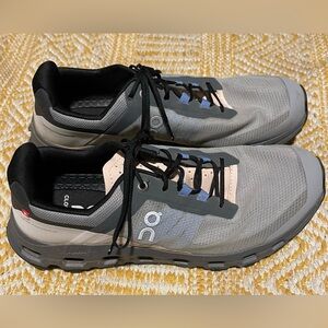 On cloud women’s trail shoes, size 10. Used 2 times great condition.